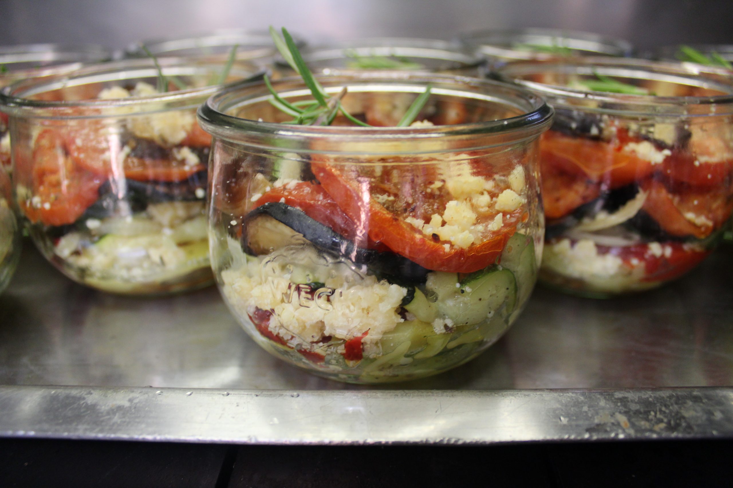 Aubergines, tomates, oignons, et pomme de terre rôtis à l'huile d'olive, vieux rodez et romarin