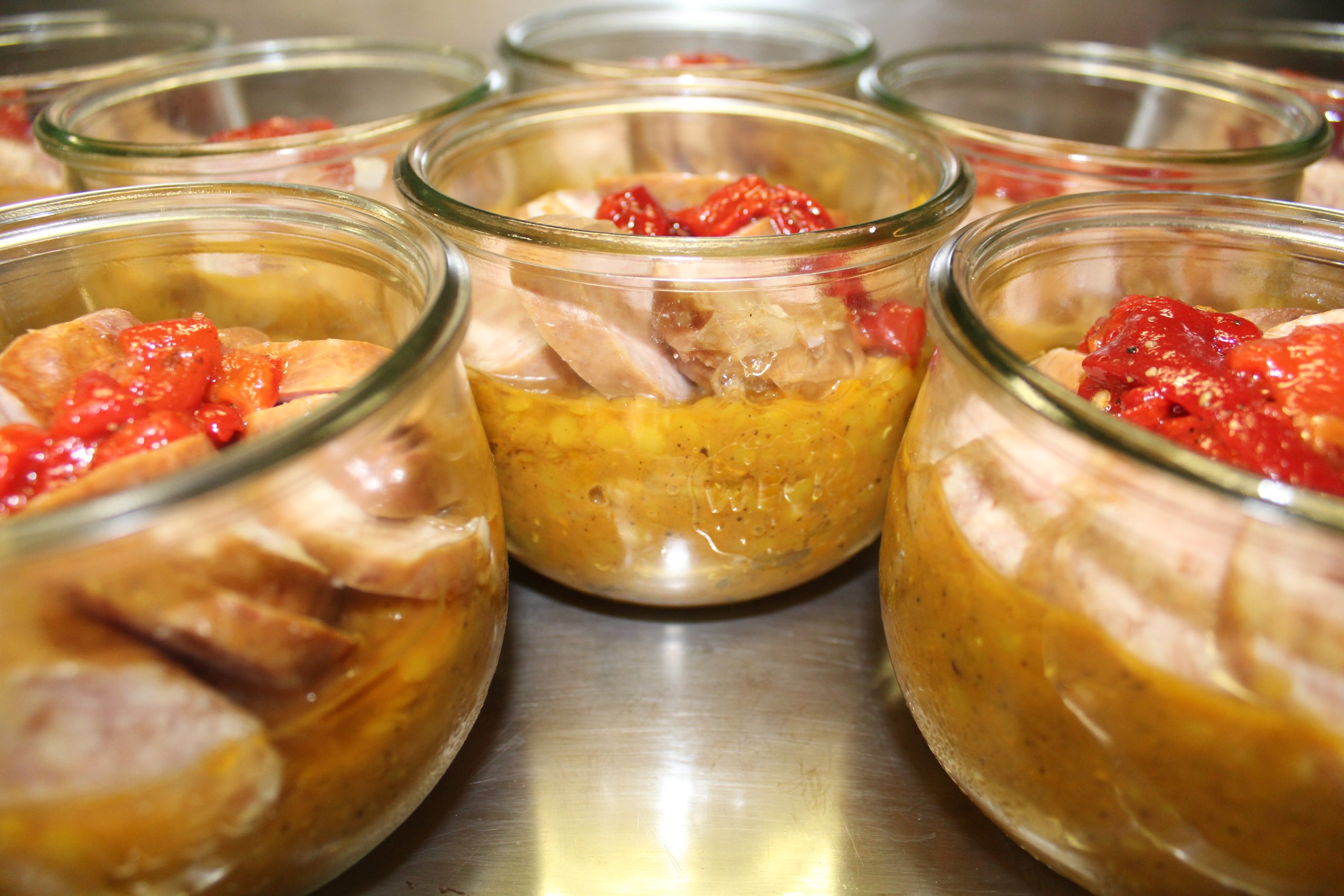 Dahl de lentille corail, saucisse fumée grillée et poivrons grillés