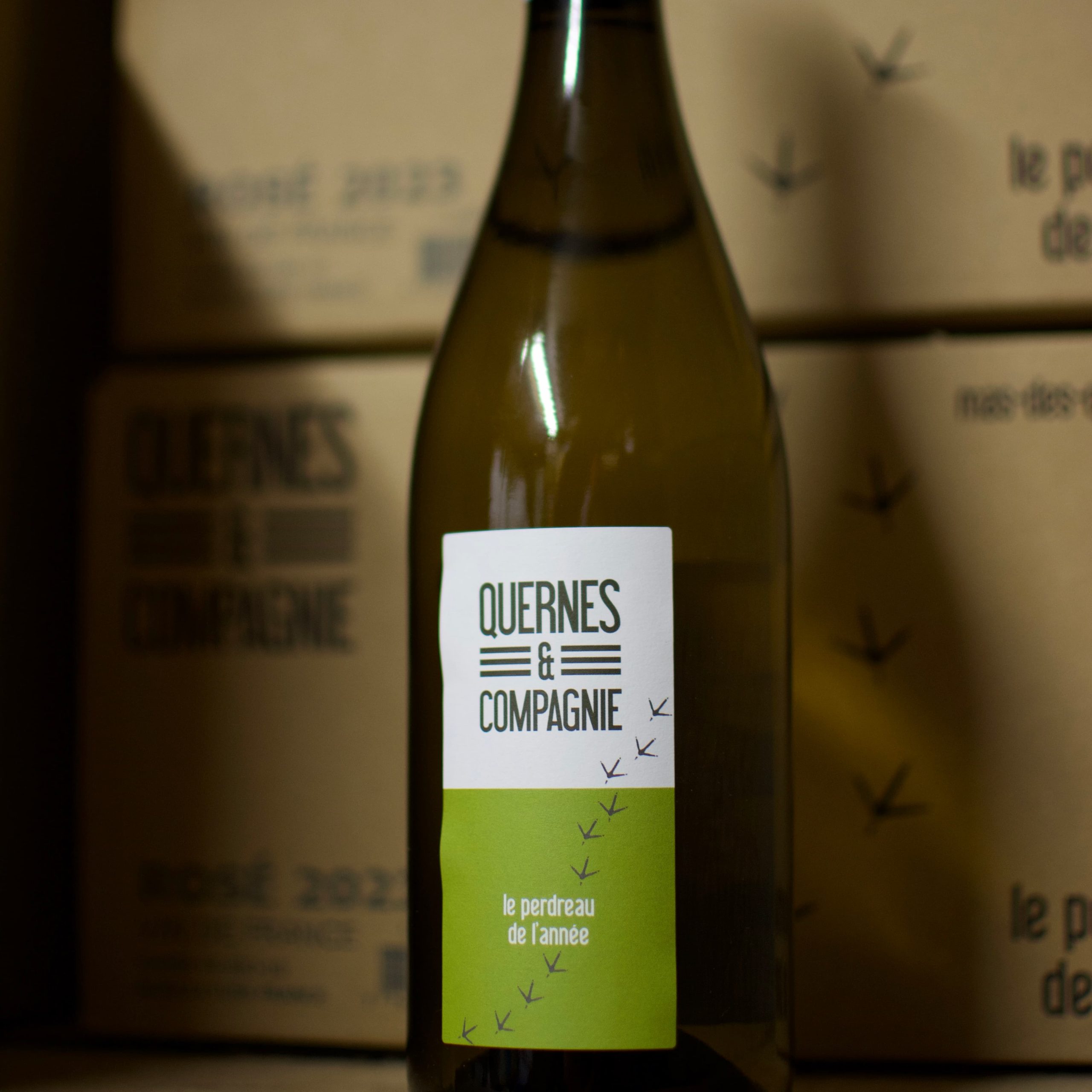 le perdreau de l'année blanc, vin blanc, gens et pierres