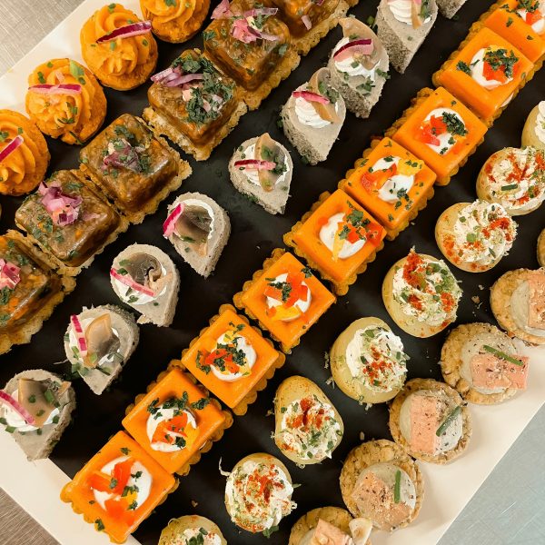 plateau apéritif, apérot, pièces cocktails, cocktails, amuses bouches, mini burger, hot dog, tacos, sablé